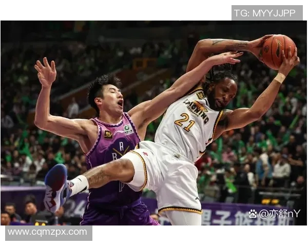 步行者队宣布重组阵容，交易出主力球员莫兰德并得到两位前锋，球队面临新变革